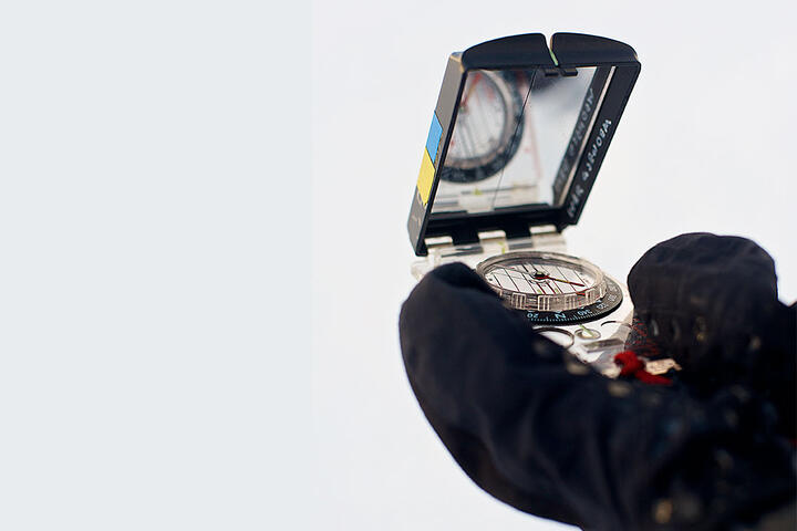 Før du tar ut kompasskurs er du nødt til å orientere kartet. Det vil si å få kartet til å ligge riktig i forhold til terrenget. Her viser vi deg hvordan, og lærer deg også å korrigere for misvisning.